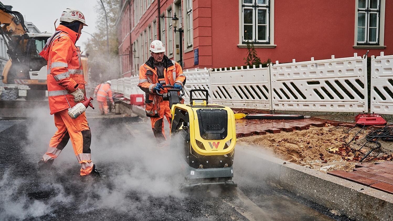 Obreros de la construcción pavimentando una carretera con DPU62.