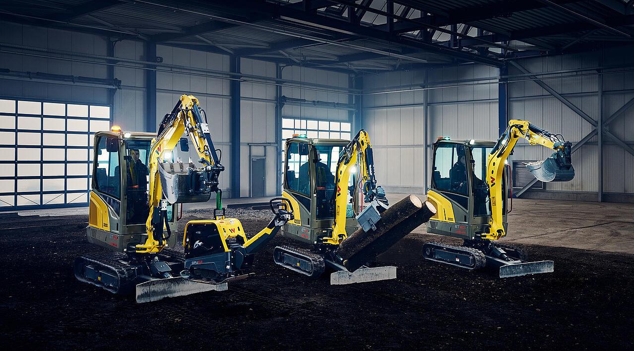 miniexcavadoras alineadas en el pabellón industrial