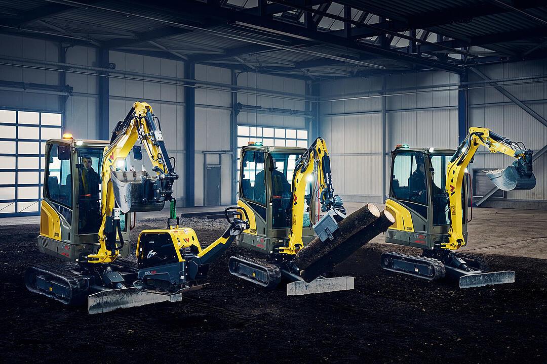 miniexcavadoras alineadas en el pabellón industrial