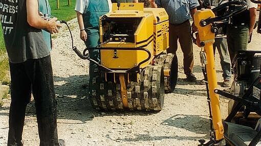 Primer rodillo universal con unión articulada RT820 en acción.