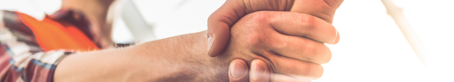 Apretón de manos en una obra.