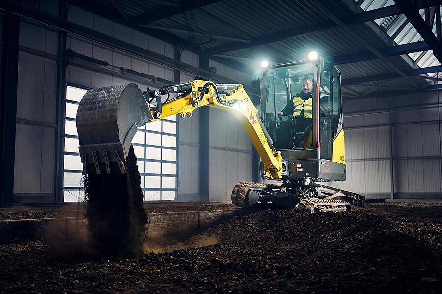 Wacker Neuson Minibagger ET20 mit VDS-System beim Schütten von Erdreich