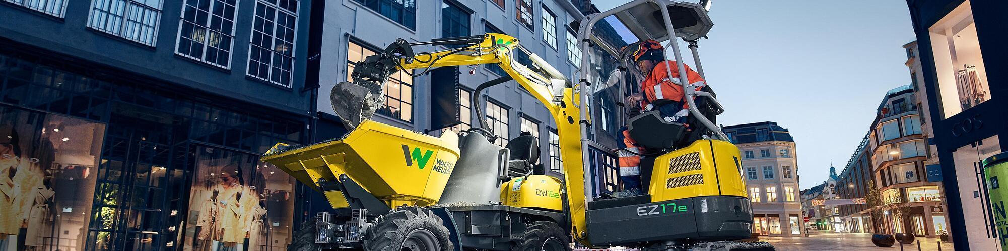 Escavadeira Zero Tail Wacker Neuson EZ17e em ação em um canteiro de obras da cidade.