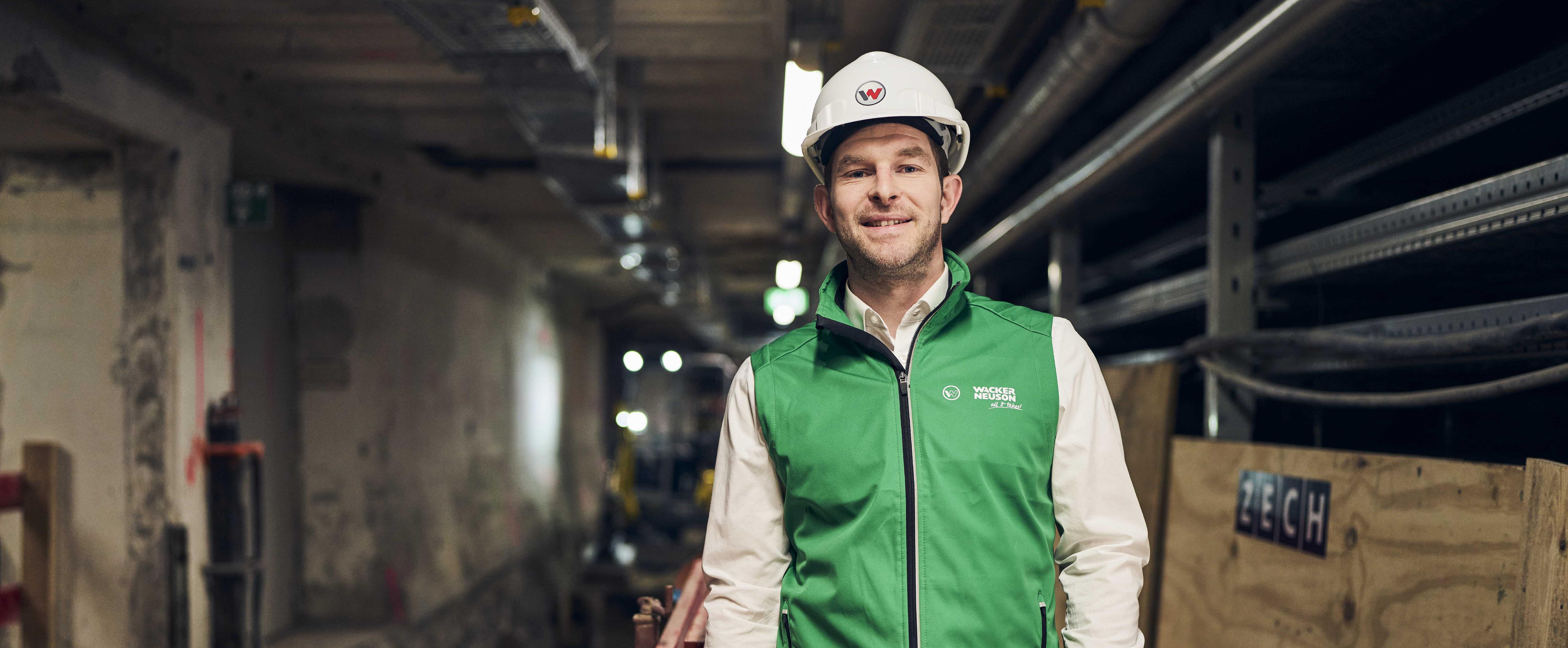 homem num estaleiro de construção
