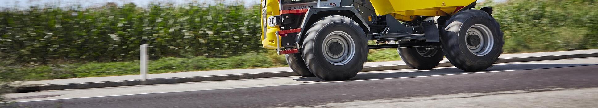 Dual View Dumper DV90 a conduzir numa estrada.