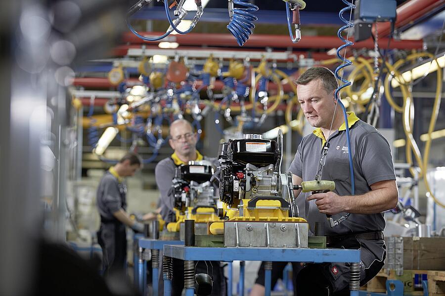 Fabrico de uma placa vibratória para compactação do solo no sítio de Wacker Neuson Reichertshofen. 