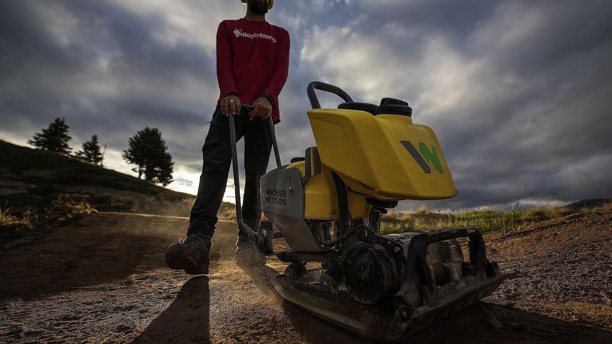 Placa vibratoria APS1135e en acción