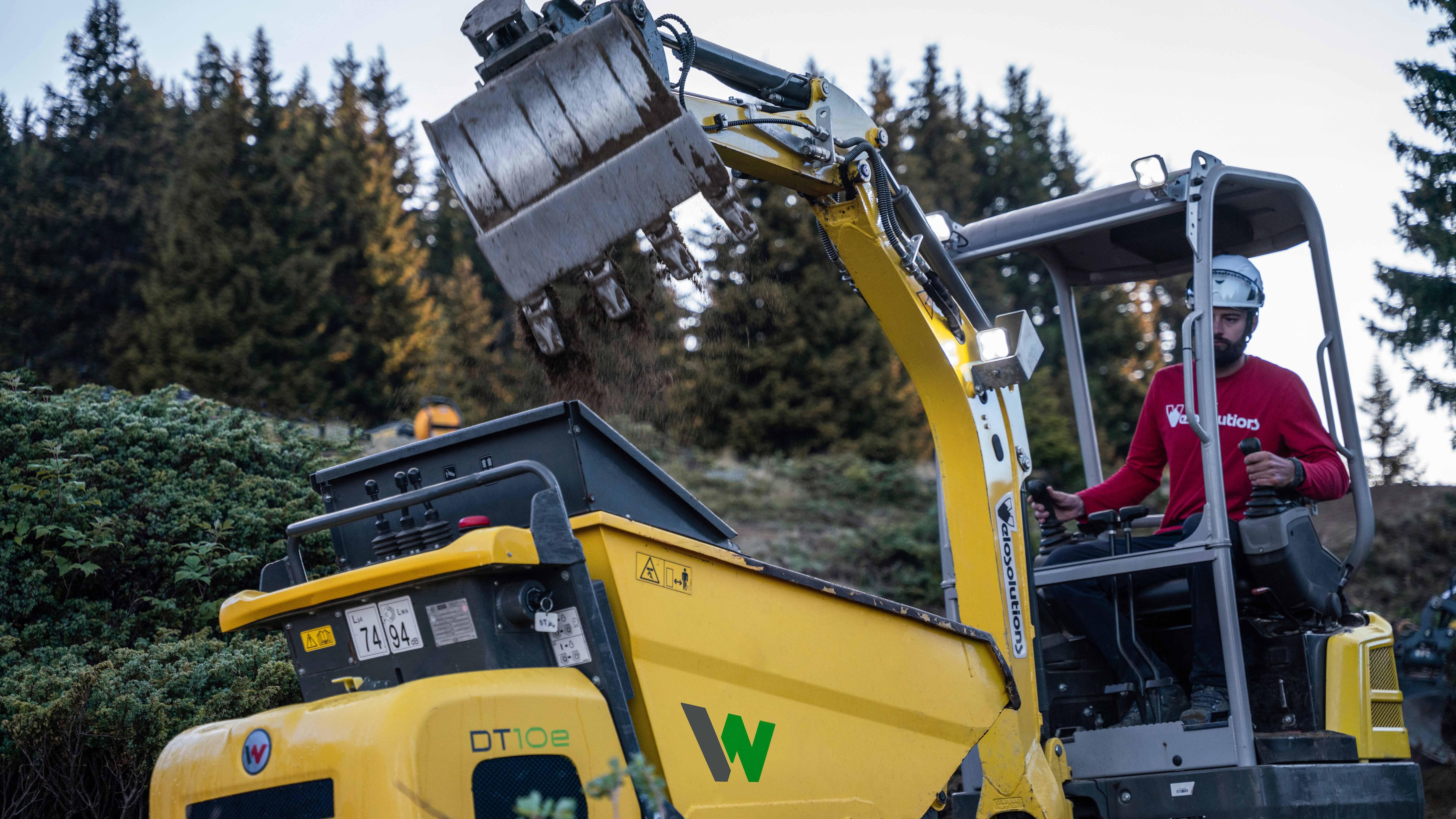 Excavadora EZ17e y Dumper de orugas DT10e en uso