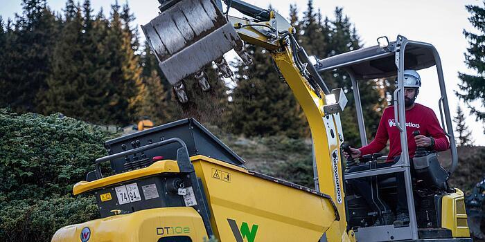 Excavadora EZ17e y Dumper de orugas DT10e en uso