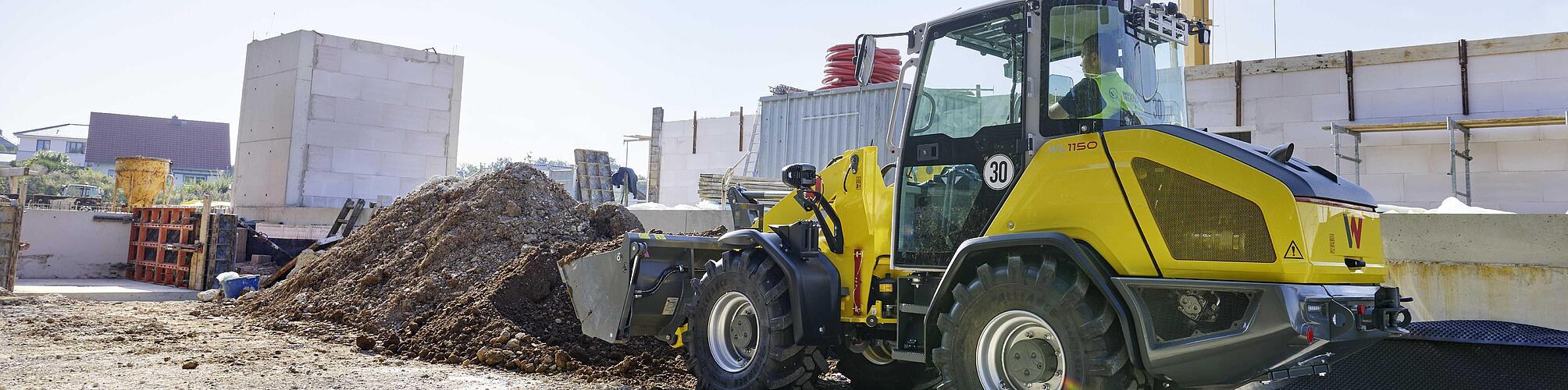 Carregadora de rodas 1150 em ação