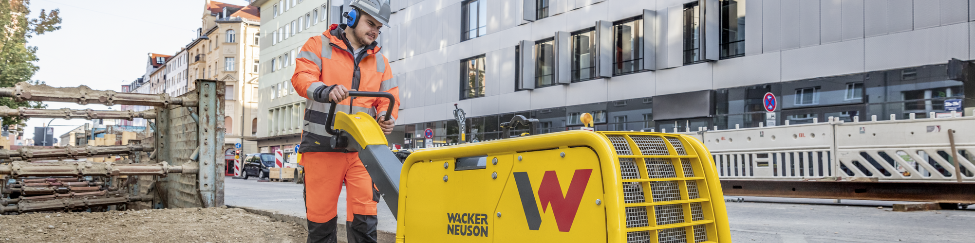 Una plancha vibratoria de Wacker Neuson en acción en una obra en la ciudad.