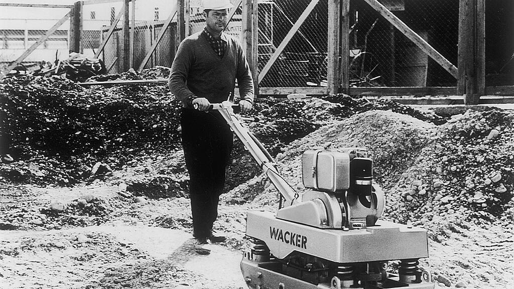 Primera plancha vibratoria reversible DVU en acción.