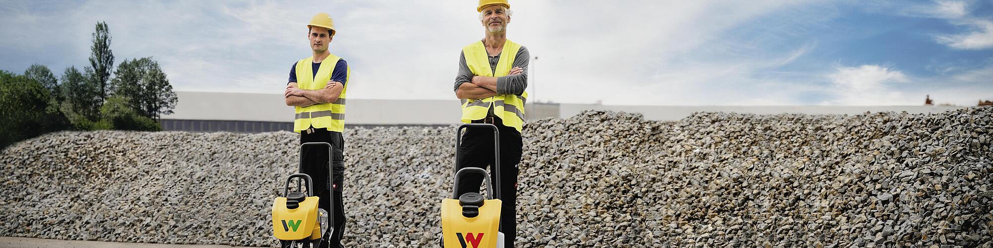 Placas vibradoras APS e BPS da Wacker Neuson com trabalhadores da construção civil em um canteiro de obras.