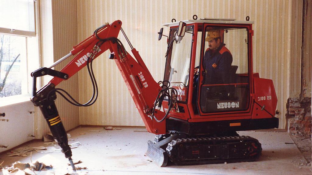 Primera miniexcavadora hidráulica Neuson en acción.