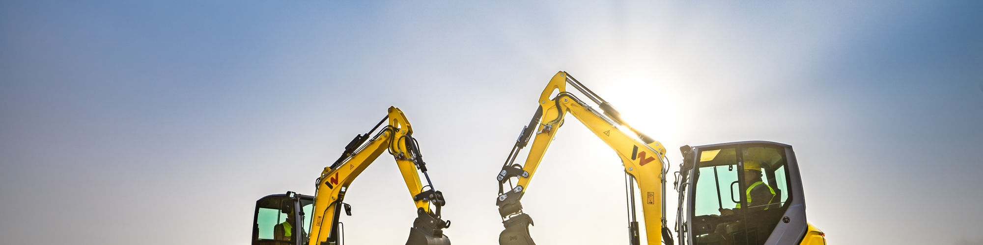Dos excavadoras sobre orugas de Wacker Neuson en una obra.