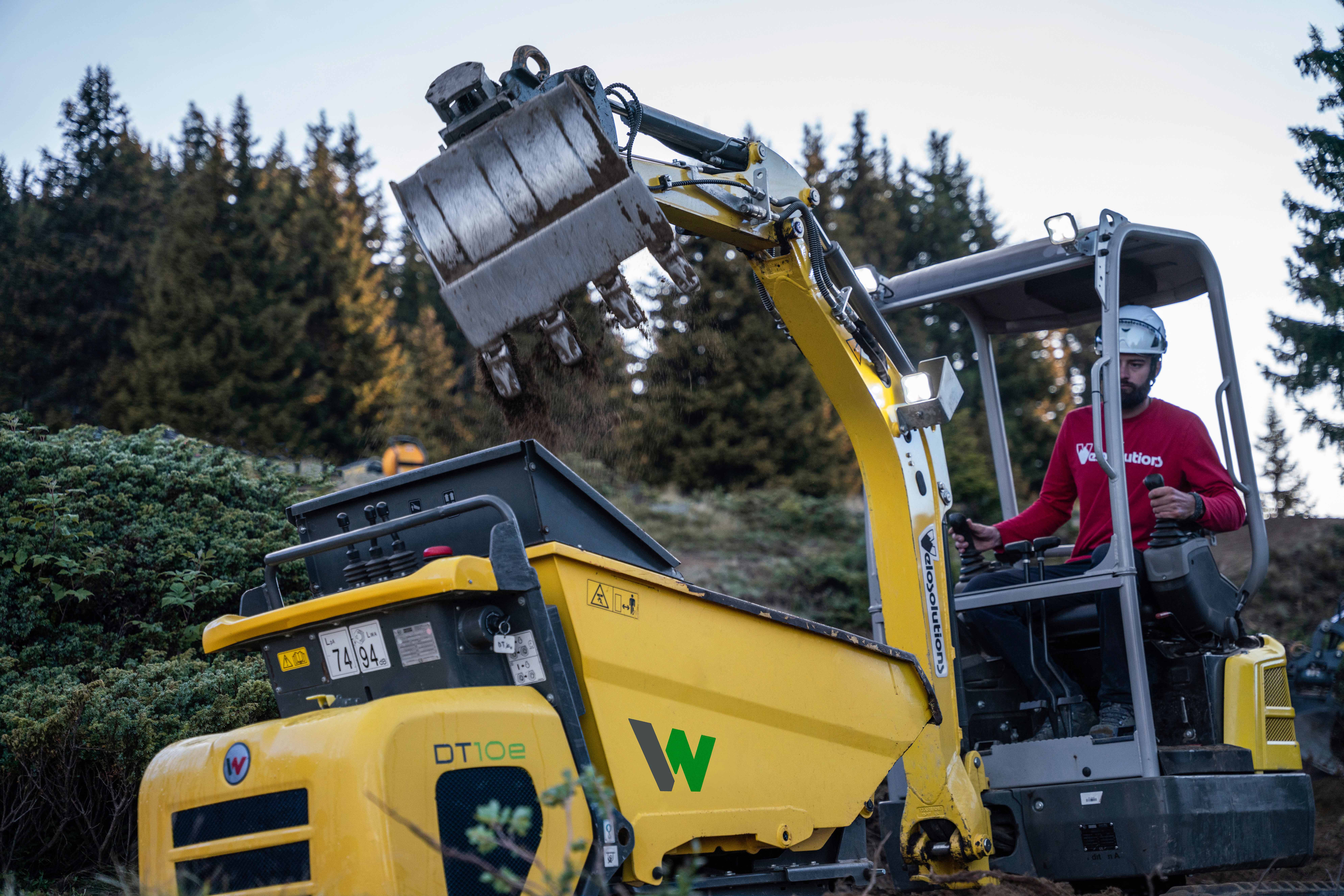 Excavadora EZ17e y Dumper de orugas DT10e en uso